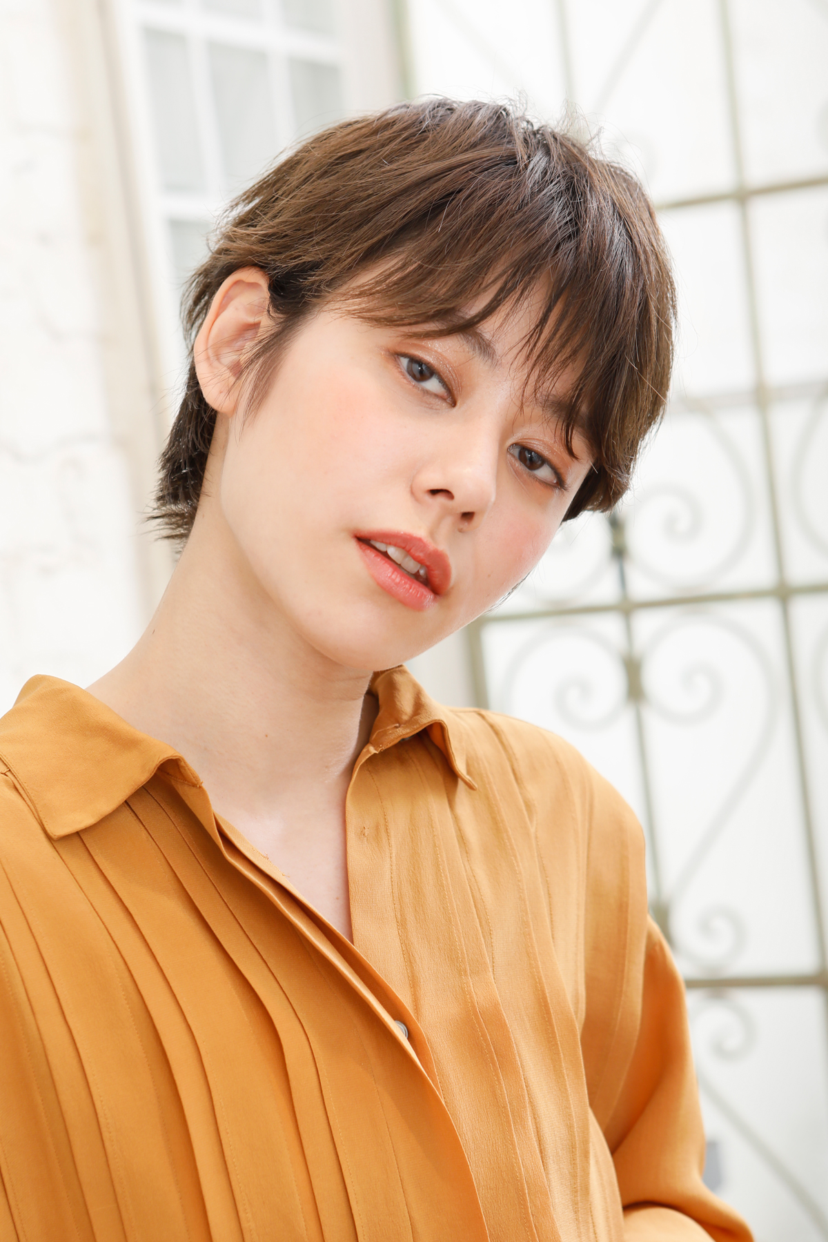 前髪とサイドをリバースに流した個性派マッシュショート MINX 2019SUMMER ヘアカタログ