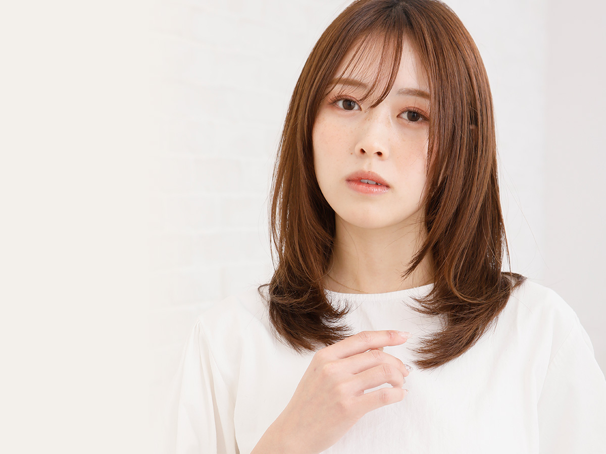 さらっとした軽い仕上がりのナチュラルストレート